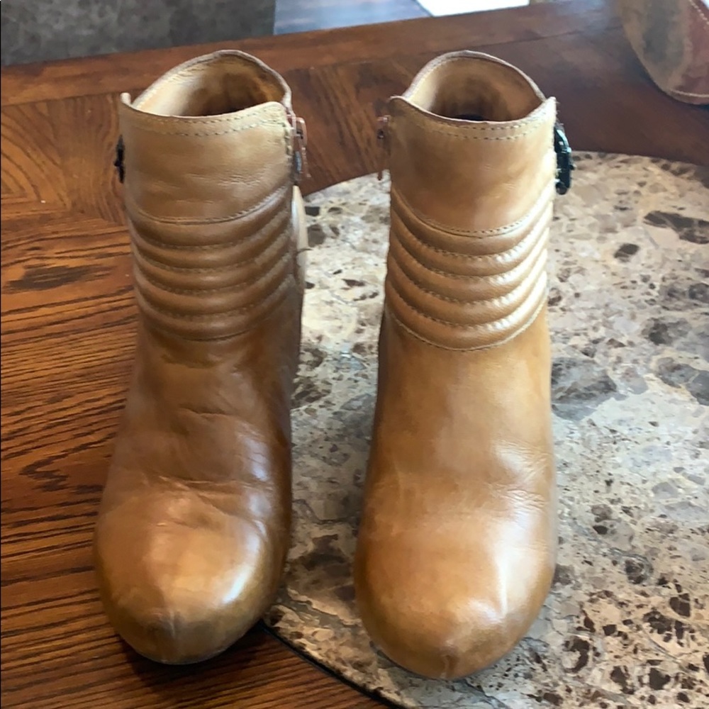 Women’s OTBT leather booties size 8